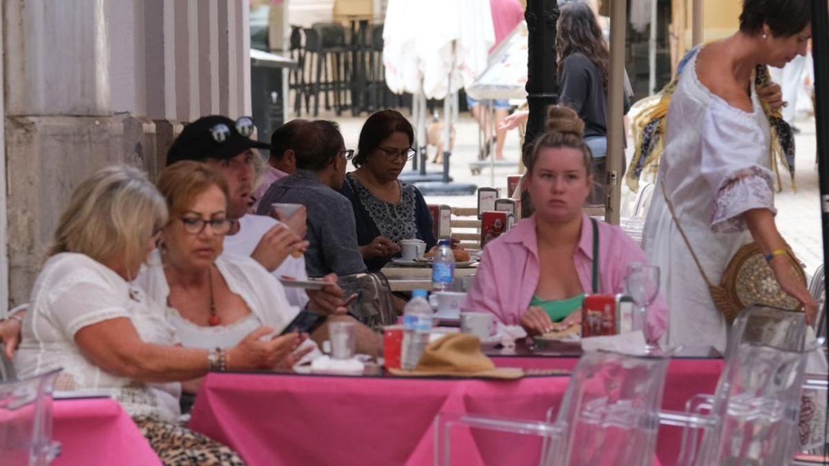 Una terraza del casco histórico de la capital costasoleña.