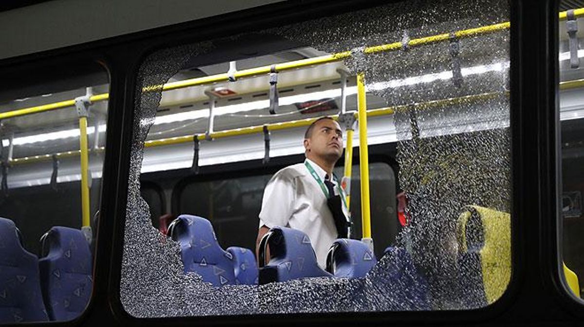 Atac a un autobús de premsa a Rio de Janeiro.
