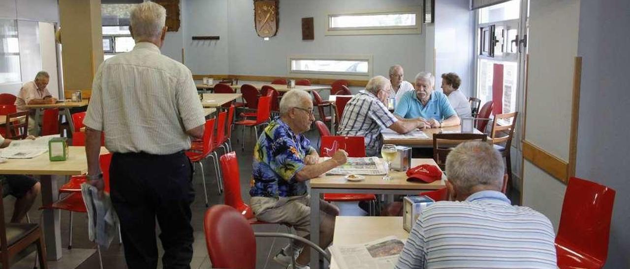 Usuarios de la cafetería del local de jubilados de Cangas, ayer por la tarde. // Santos Álvarez