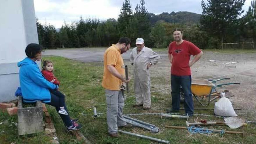 Los vecinos de Fuejo (Grado) cierran la explanada del pueblo