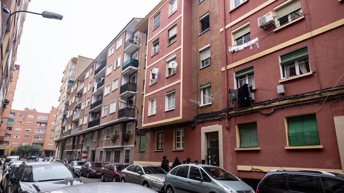 El edificio de La Almozara donde ha tenido lugar el incendio