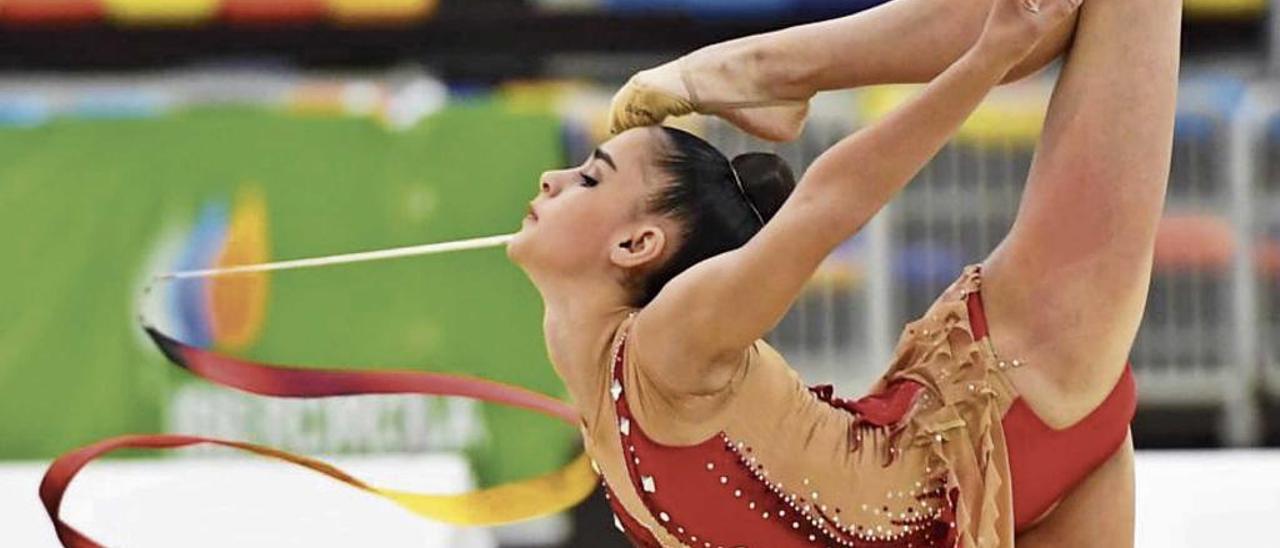 Espectacular imagen de la gimnasta Jasmine Fernández durante una actuación con cinta.