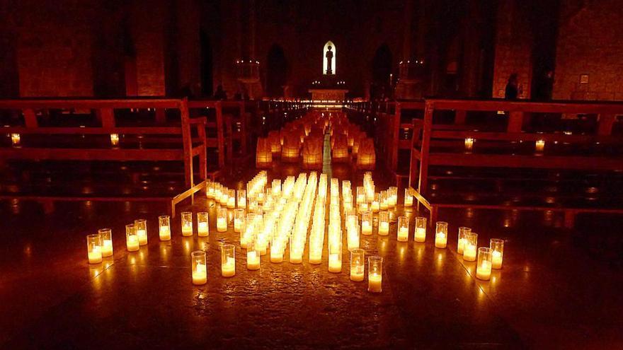Darrer muntatge d'espelmes celebrat pel Mil·lenari de l'Església de Sant Pere.