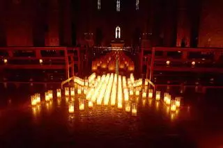 Centenars d'espelmes s'il·luminen per celebrar 50 anys, a l'Església de Sant Pere per Fires de Figueres