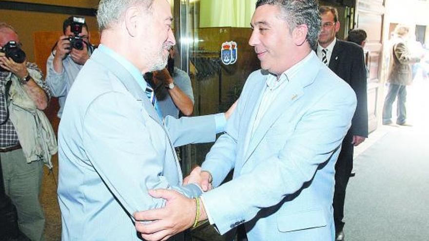 Alberto González, a la derecha, estrecha la mano del alcalde de Oviedo, Gabino de Lorenzo, en una foto de archivo.