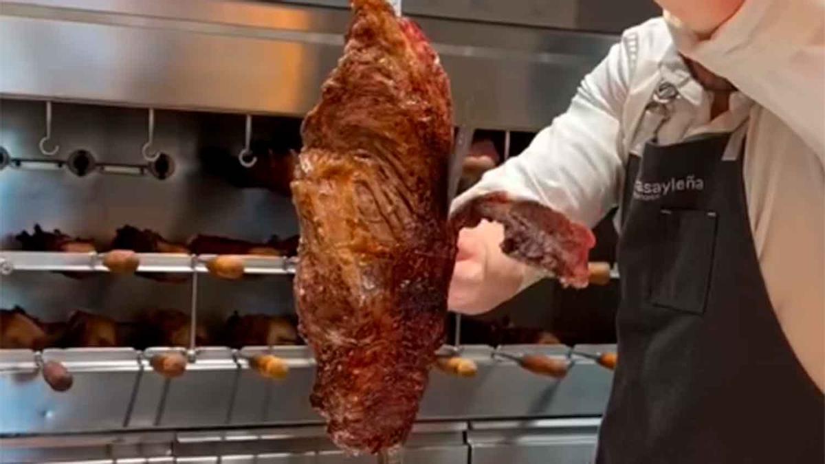 Aterriza en Asturias el restaurante para amantes de las del pollo, cerdo y ternera: "Maestros churrasqueros llevan la carne a la mesa que se puede repetir tantas veces como desee el comensal y guarniciones ilimitadas"