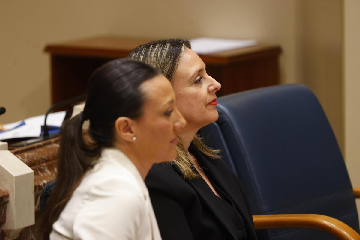 Las consejeras Carmen Conesa y Conchita Ruiz, este viernes en la Asamblea.
