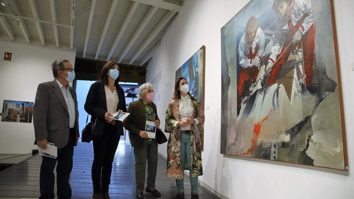 Miguel Forcada, María Luisa Ceballos, Rosa Clavería y Cristina Casanueva observan una de las obras.