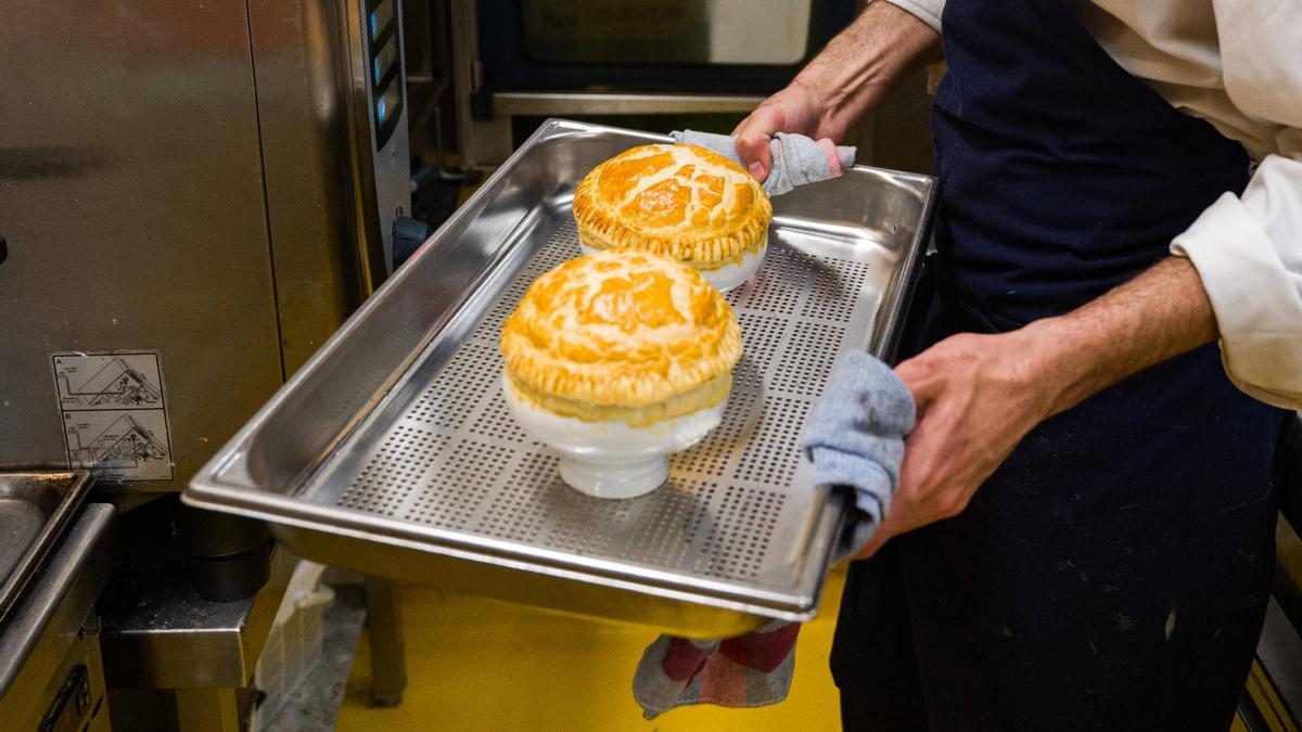 La sopa VGE, tras salir del horno de la Fonda Balmes.