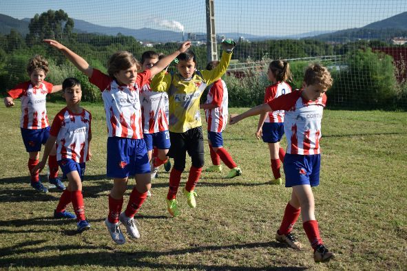 Un momento del torneo de fútbol base celebrado en Valga, que reunió a 1.200 espectadores.