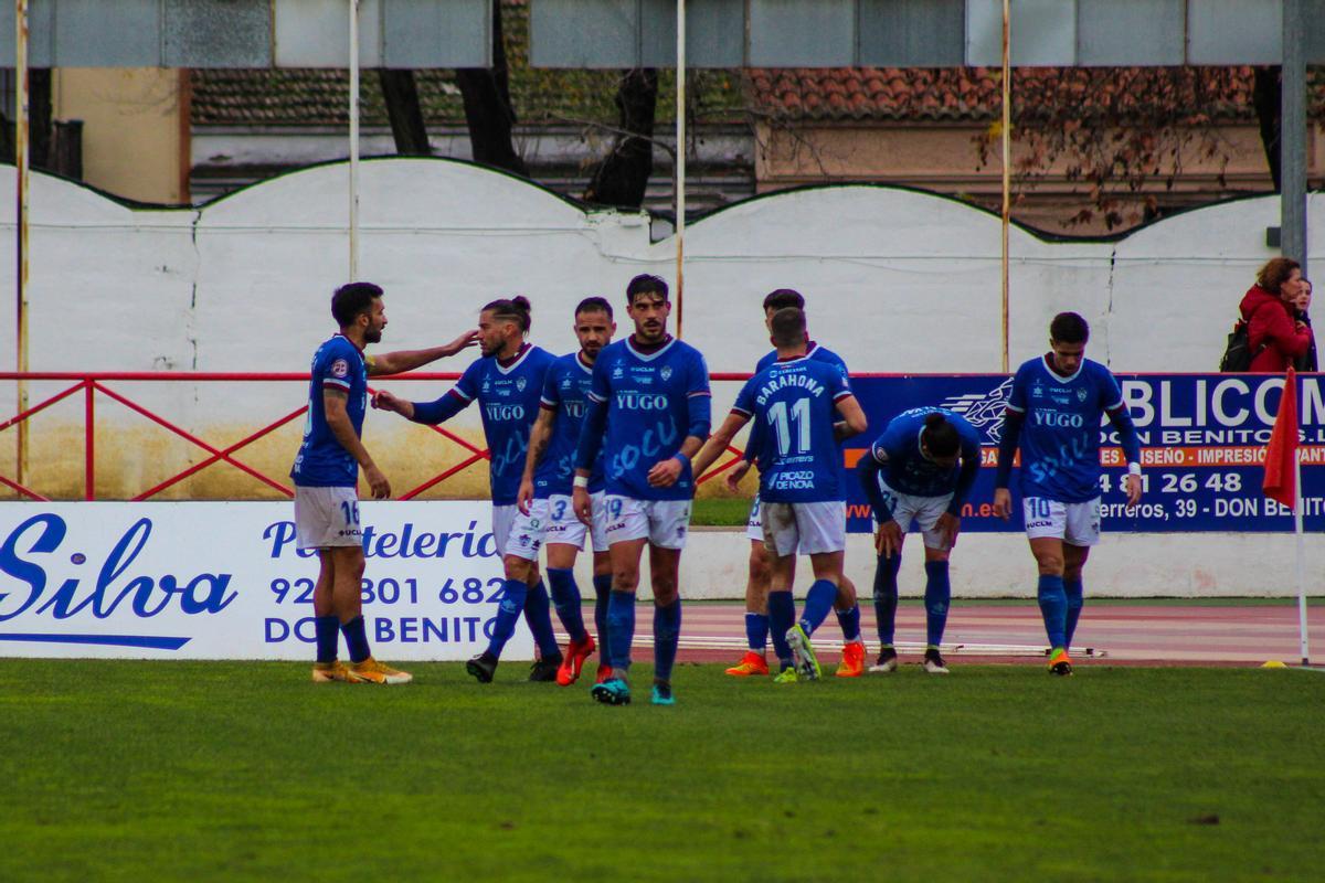 Los jugadores del Socuéllamos celebran uno de los goles.
