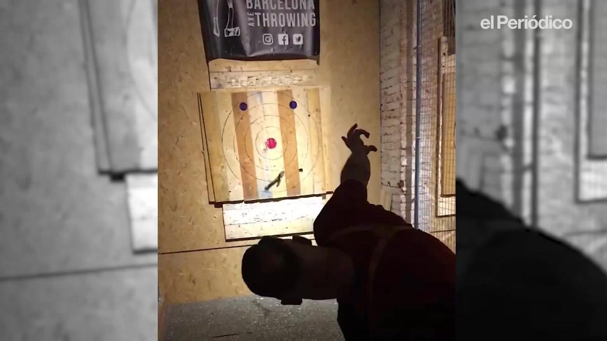 Jaume Massagué enseña a tirar hachas en Barcelona Axe Throwing.  