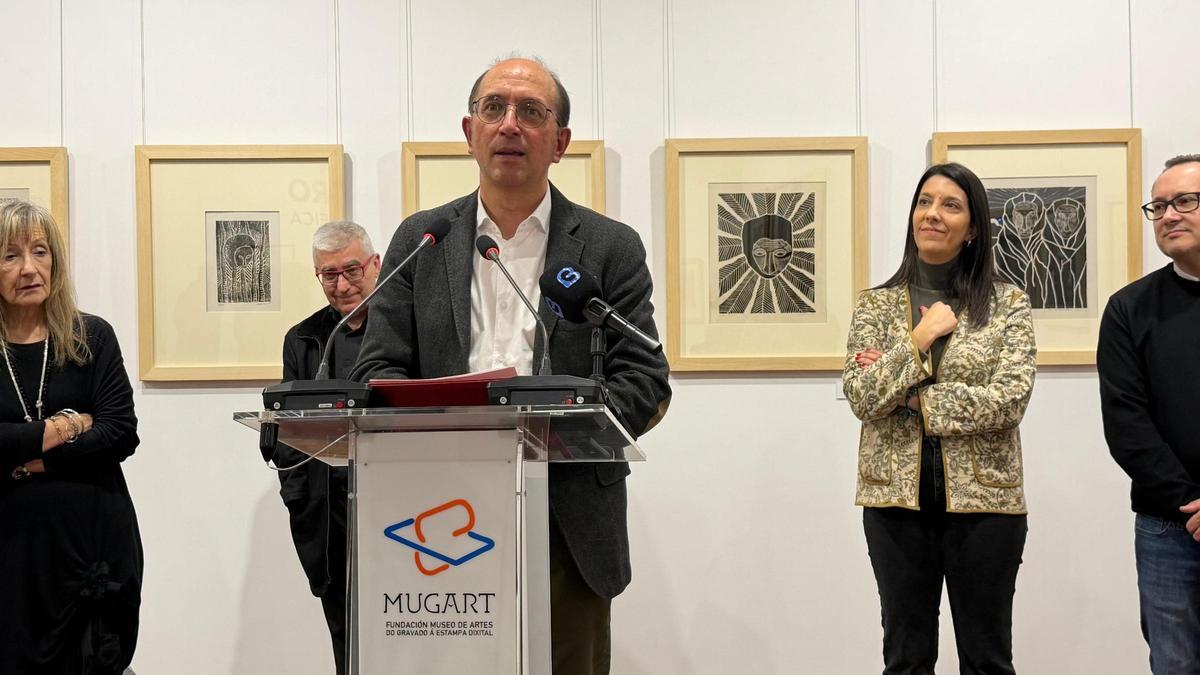 Anxo Lorenzo e María Sampedro, dereita, durante a inauguración da mostra.