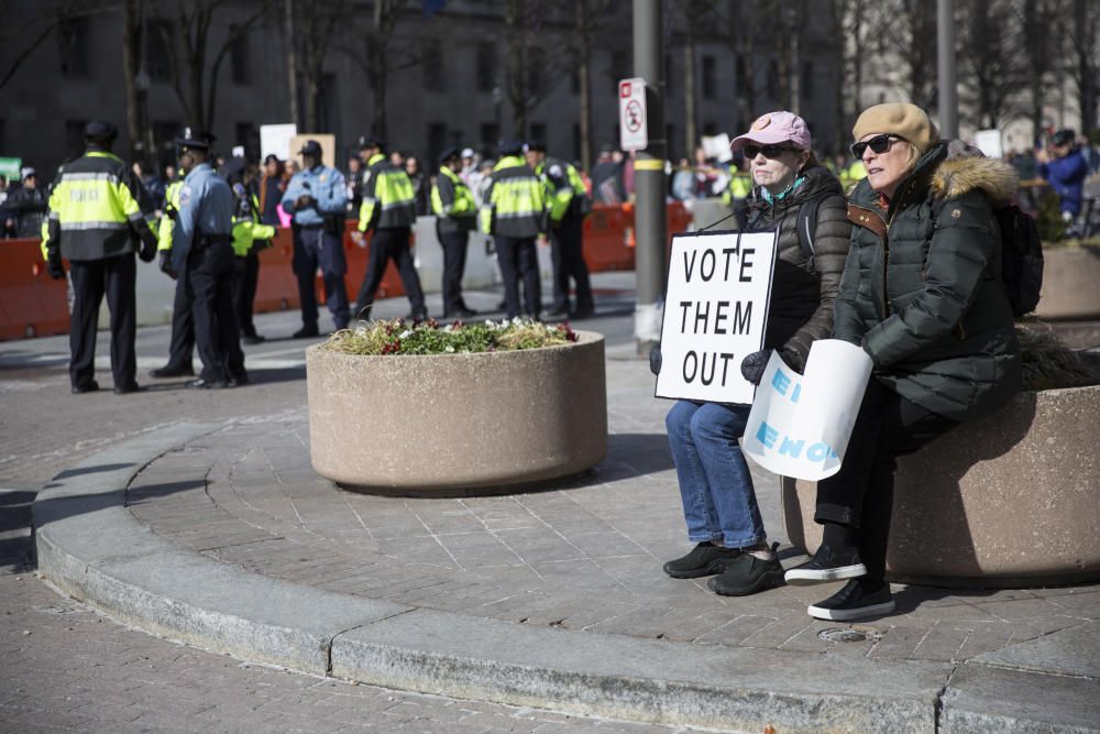 Miles de personas se han manifestado en Washington contra la venta de armas.