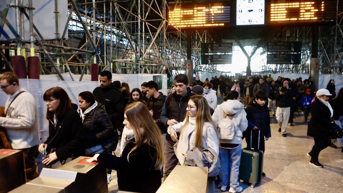 Usuarios del transporte público, en la estación del Norte de València en imagen de archivo.