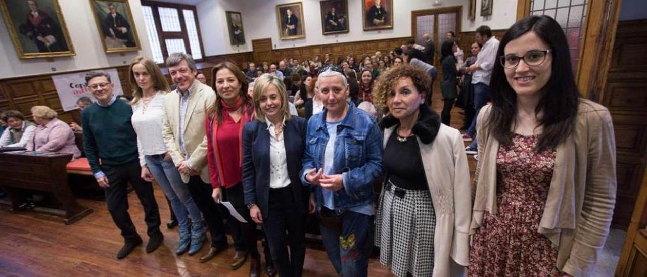 Por la izquierda, Aurelio José Álvarez (psiquiatra del Centro de Salud Mental Infanto Juvenil), Ana Rodríguez (psicóloga del CSM Infanto Juvenil), Ignacio Málaga (médico de Neuropediatría), Carmen de la Rosa (presidenta de Adansi), Mónica Fernández (directora de Adansi), Lidia Hevia (orientadora de la Consejería de Educación), María Ángeles Alcedo y Lucía Morán (psicólogas del grupo de investigación sobre discapacidad de la Universidad de Oviedo), ayer, en el aula magna de la Universidad de Oviedo.