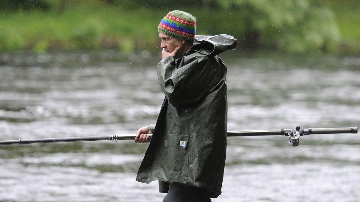 Un pescador a orillas del río Ulla durante la temporada 2025.