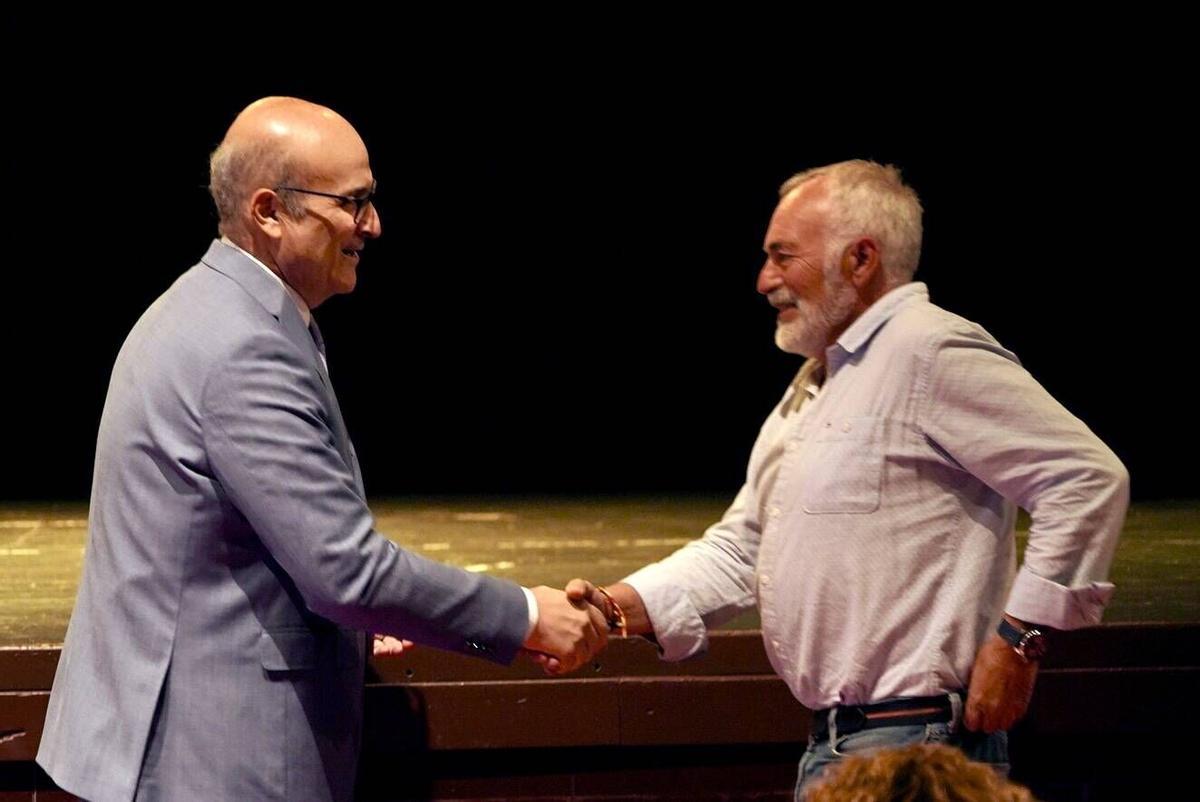 El delegado de la Junta, Fernando Prada, entrega los diplomas de los programas mixtos de empleo de este 2026 a los participantes