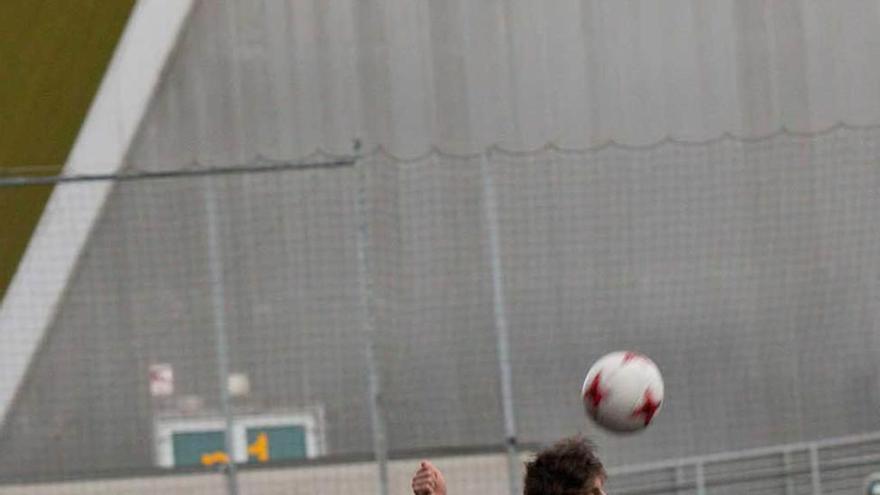 Cabranes, despejando un balón de cabeza anteayer frente al Oviedo B.