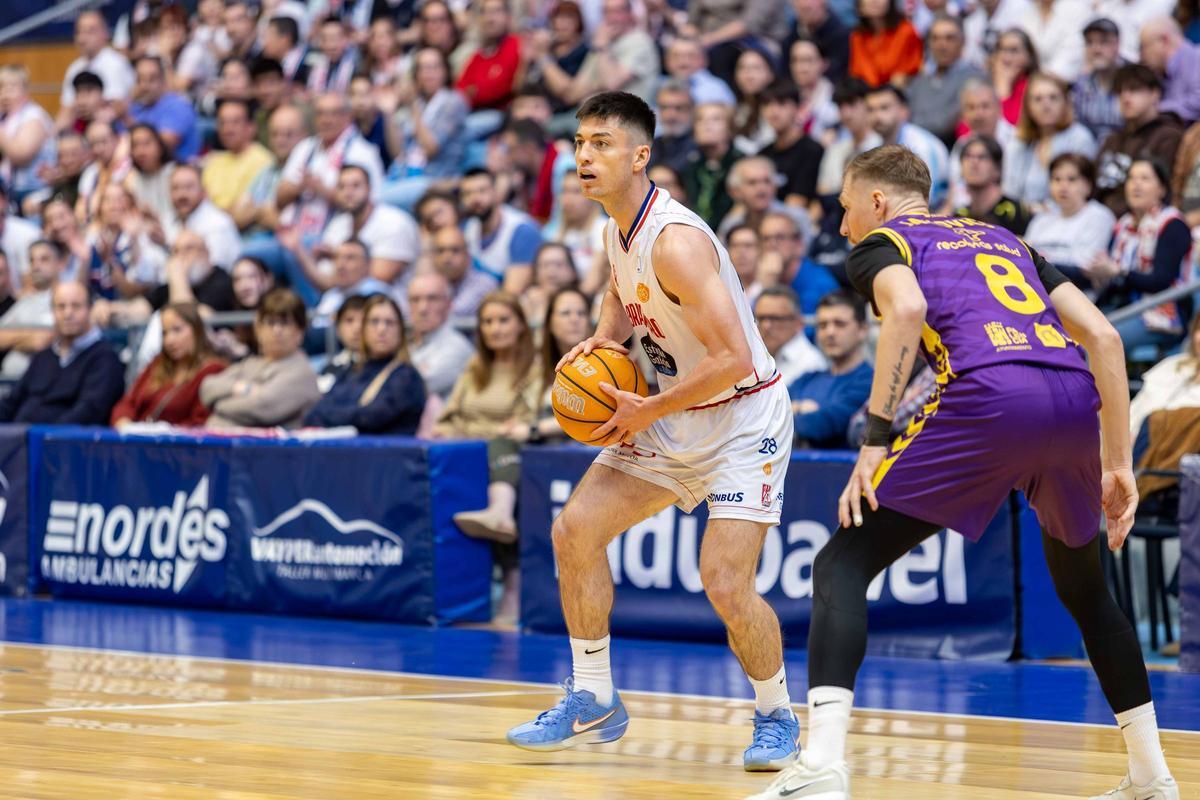 El Obradoiro arrasa en la 'guerra' con el Palencia El Obradoiro arrasa en la 'guerra' con el Palencia
