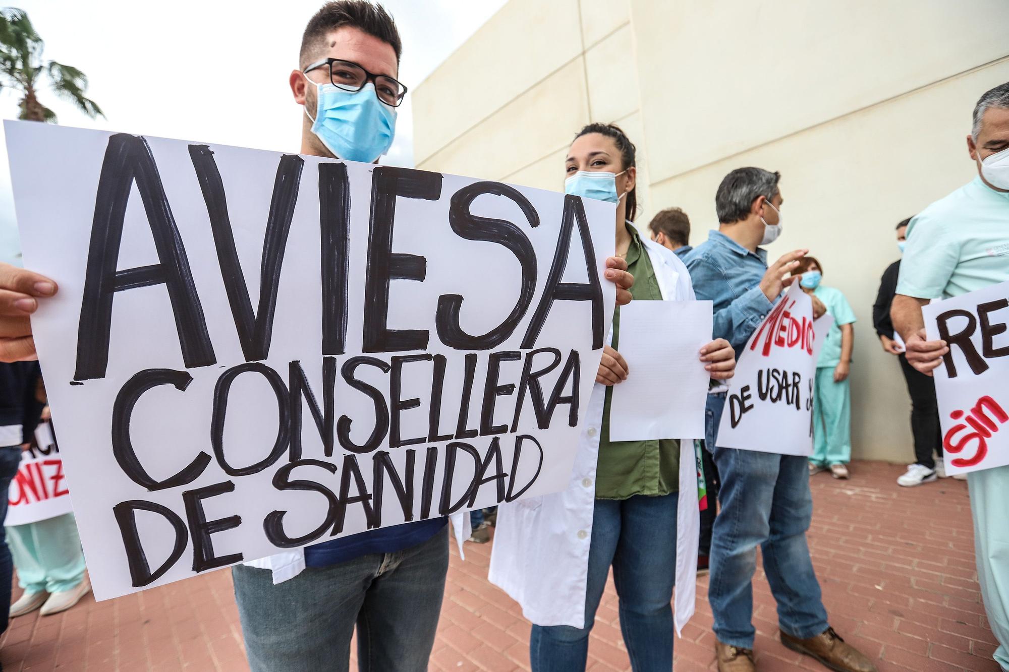 Protesta de los médicos sin MIR a las puertas del Hospital Universitario de Torrevieja