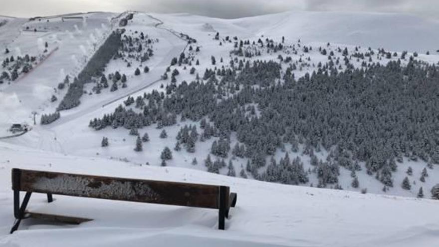 Imatge de les pistes de La Molina, del tot cobertes de neu.