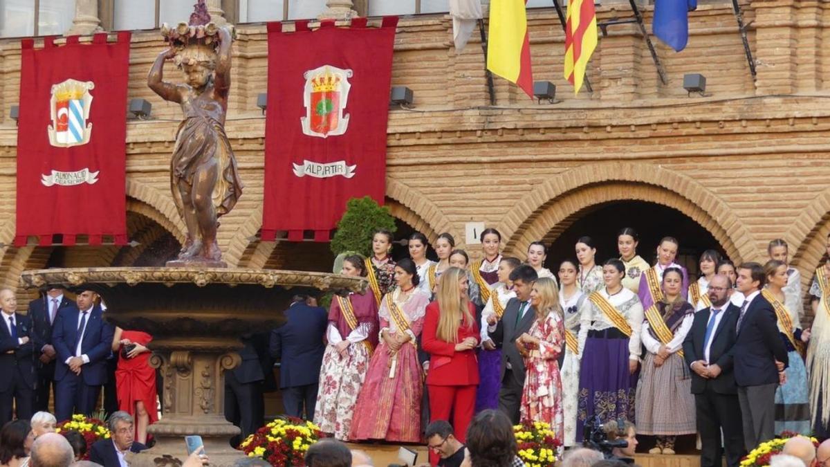 El vino empieza a brotar de la Fuente de la Mora tras el encendido por parte de la invitada de honor.  |   