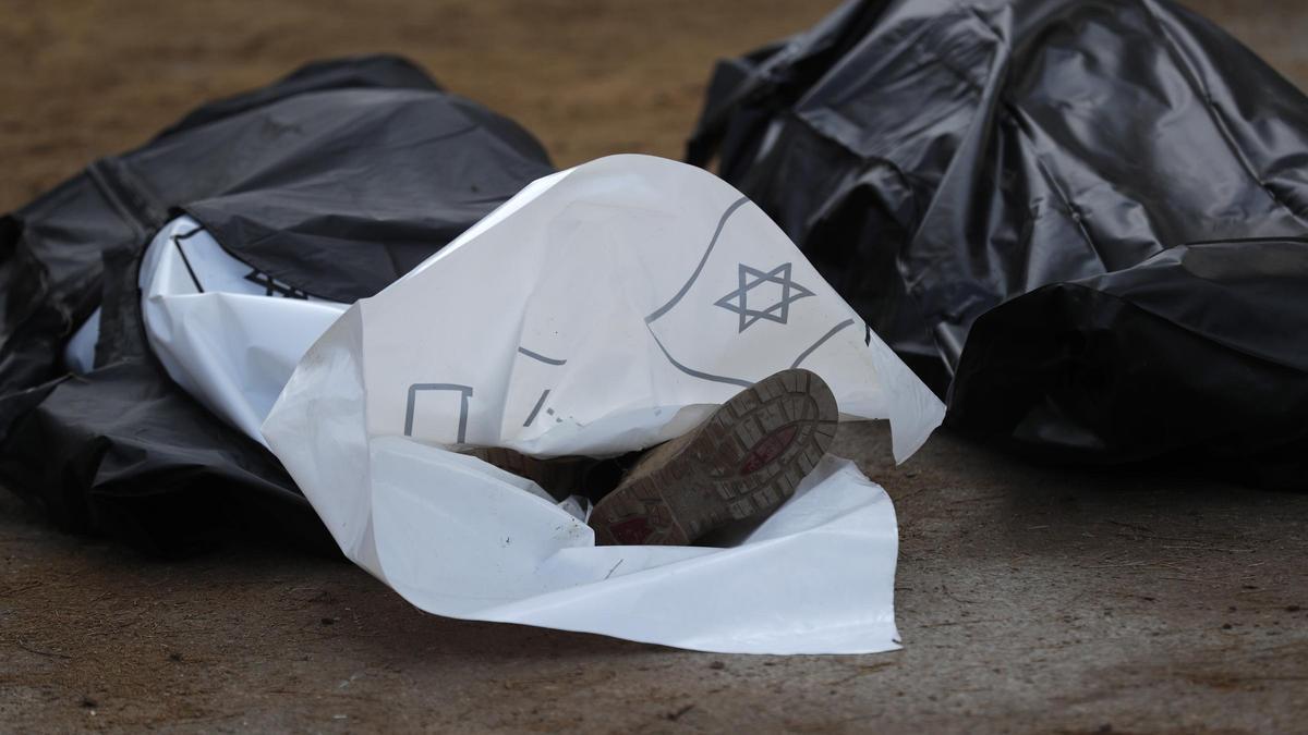 Cadáveres de víctimas de Hamás en el kibutz Kfar Aza (Israel).