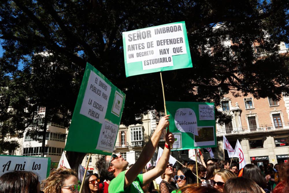 Al son de tambores, silbatos y una singular gaita, los congregantes han caminado juntos por las calles del centro de la ciudad por una causa común, la defensa de la educación