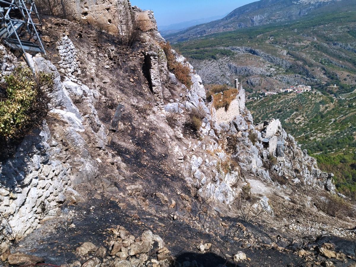 Ladera calcinada del castillo de Benissili, en la Vall de Gallinera