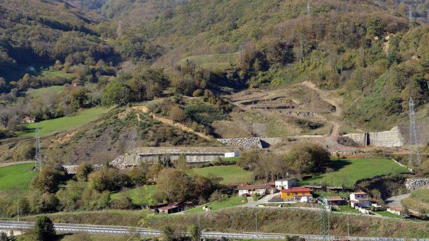 El monte de Brañavalera, en Campomanes, donde el Adif acaba de expropiar nuevos terrenos.