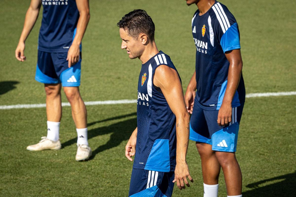 La afición abraza al Real Zaragoza en el entrenamiento de puertas abiertas en la Ciudad Deportiva La afición abraza al Real Zaragoza en el entrenamiento de puertas abiertas en la Ciudad Deportiva