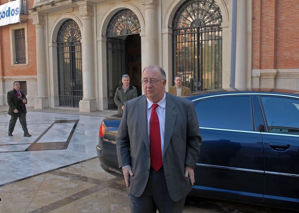 CASTELLON. PLAZA DE LAS AULAS. EL PRESIDENTE DE LAS CORTES VALENCIANAS, JULIO DE ESPAÑA, VISITA LA EXPOSICION DE TRABAJOS DE LA II CAMPAÑA ESCOLAR DE LES CORTS. JULIO DE ESPAÑA. Presidente CCVV. visita CS