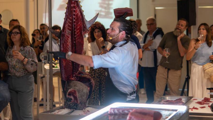 Los profesionales de Atún Oro realizaron el clásico ronqueo, la técnica ancestral de despiece del atún para aprovechar todas las partes. | MEDITERRÁNEO