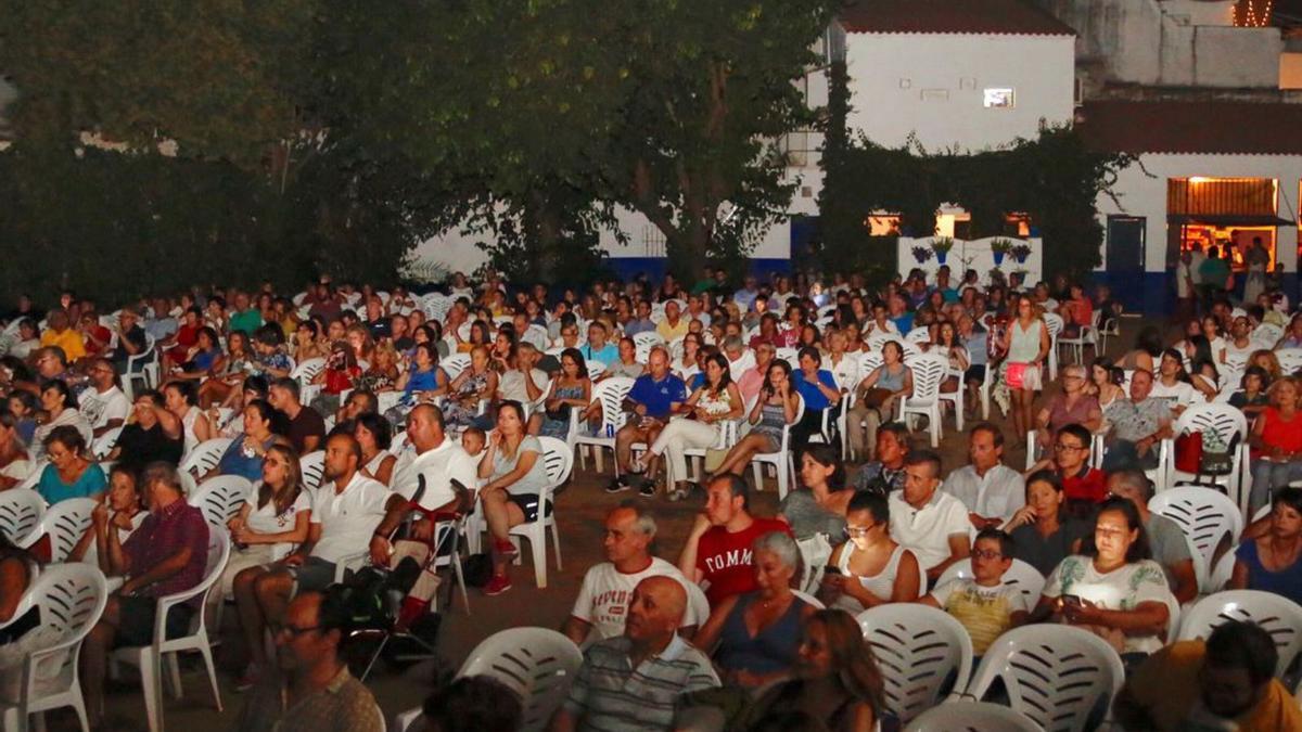 El cine Delicias, casi al completo en una noche de verano.