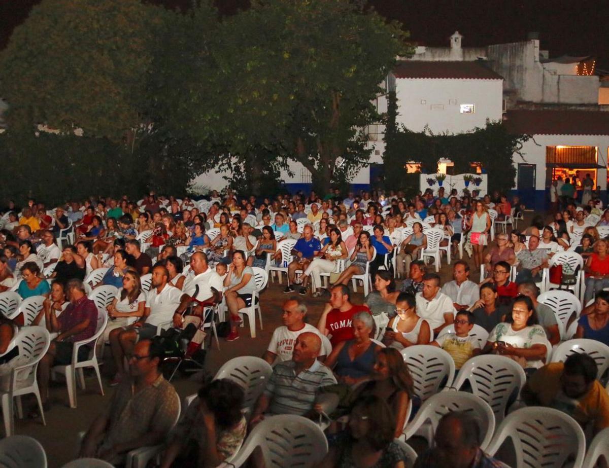 El cine Delicias, casi al completo en una noche de verano.
