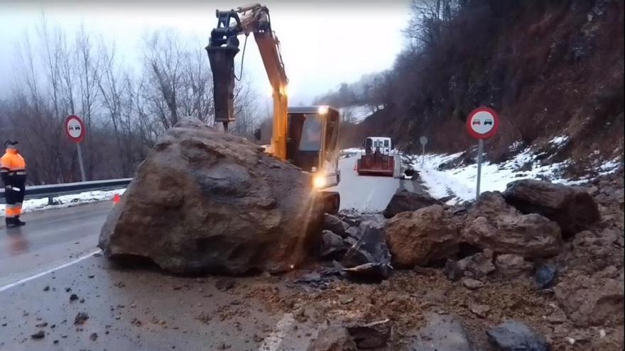 Reabierto el tráfico en el Corredor del Nalón en Caso, que estuvo interrumpido por la caída de una gran roca en Coballes