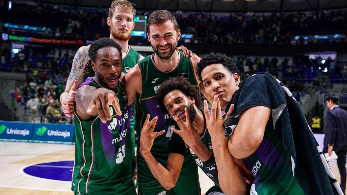 Los jugadores del Unicaja celebran la victoria.