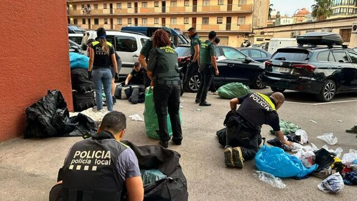 Macrodispositiu top manta de l'estiu del 2025 a Roses.