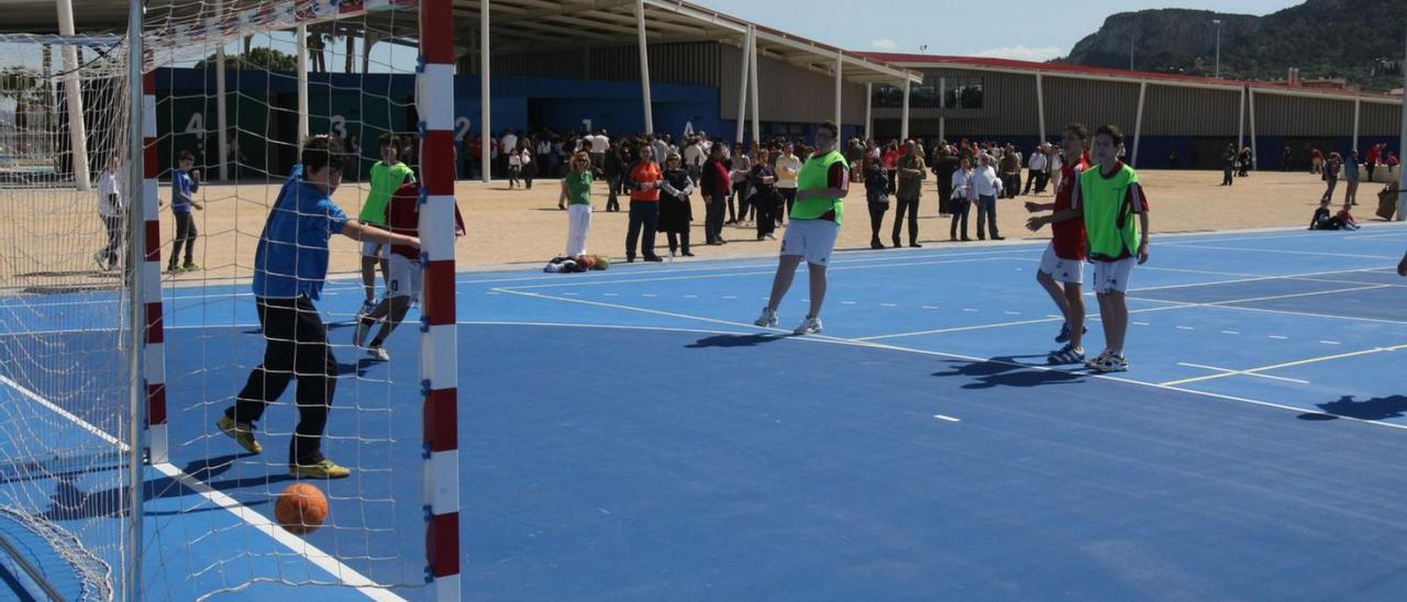 Una pista deportiva de Xàtiva, en una imagen de archivo. | PERALES IBORRA