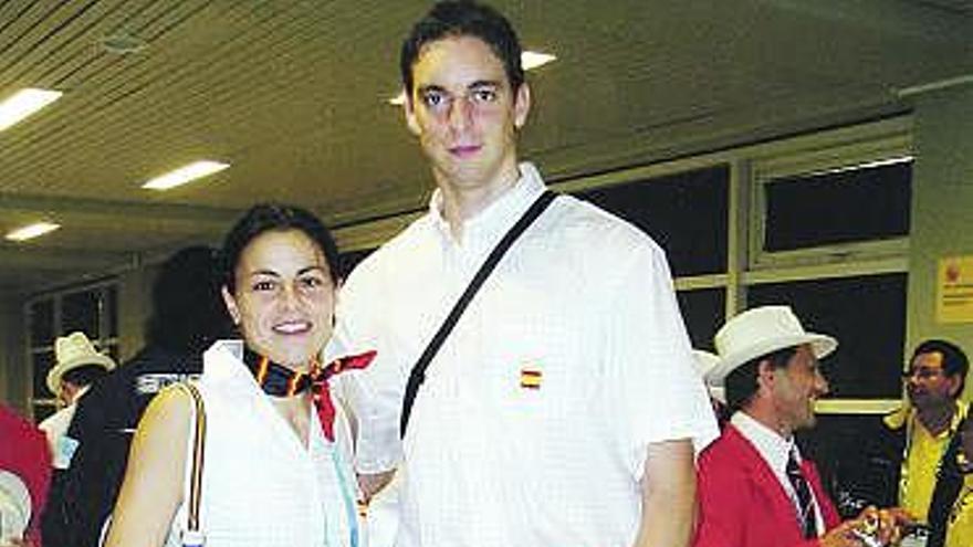 Eli López, durante uno de los partidos en los Juegos de Atenas, con su compañera Isabel Ortuño a su derecha.