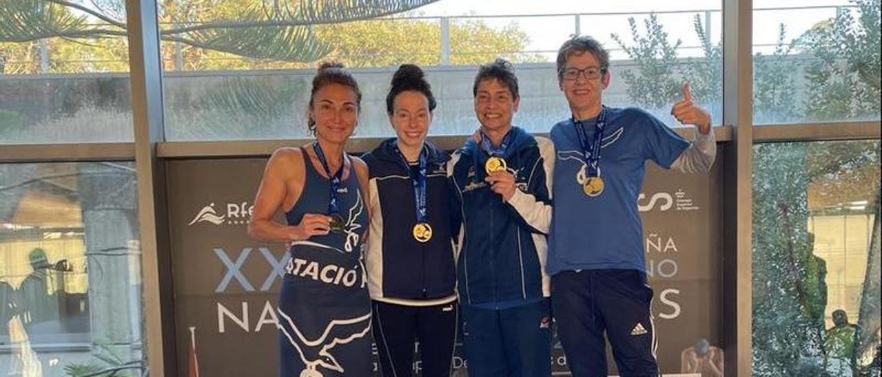 Relevo del 4x50 Libre femenino del CN Palma, oro en Pontevedra