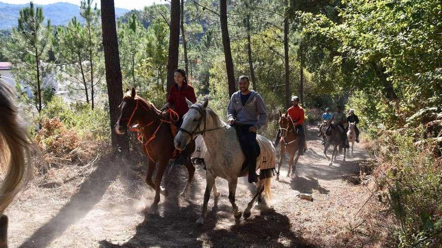 Jinetes en una ruta ecuestre, en una pendiente del tramo que une Lobios y A Feira Velha. // Codeseda Viva