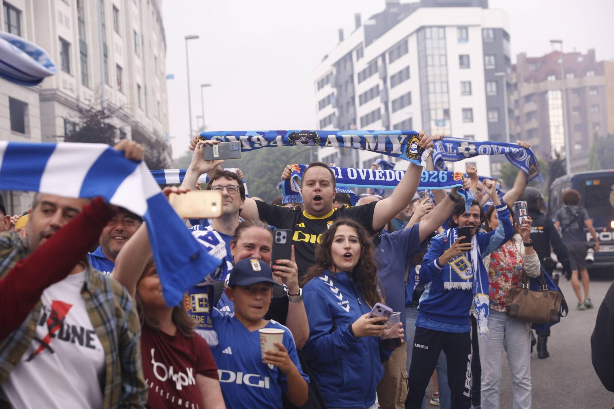 EN IMÁGENES: Espectacular recibimiento de la afición del Oviedo a su equipo antes de la vuelta por el ascenso contra el Almería