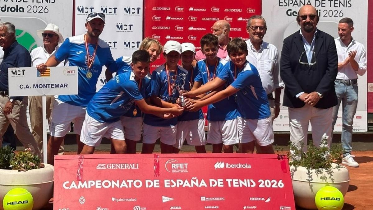 Entrega del título de campeón de España alevín 2026 al Club Atlético Montemar.