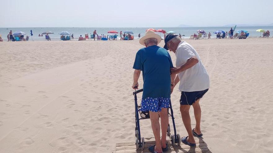 Vecinos del Racó con movilidad reducida piden ampliar las pasarelas tras el crecimiento natural del arenal en Cullera