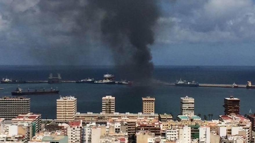 Fuerteventura no entiende por qué el pesquero incendiado en La Luz se trasladó a sus aguas