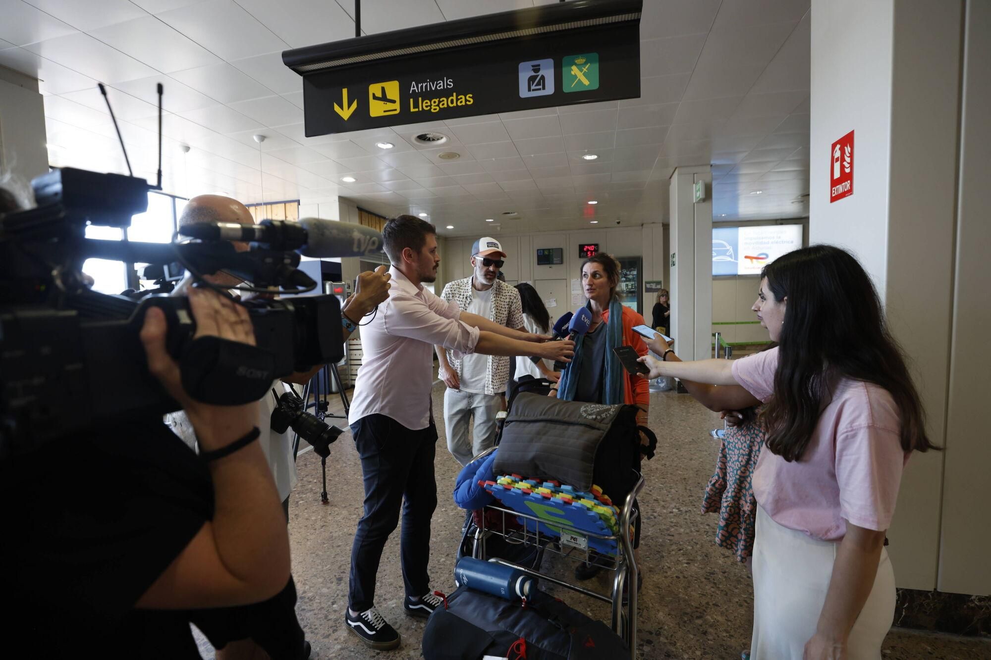 EN IMÁGENES: Llegada a Asturias del avión del Volotea que succionó a un hombre en el aeropuerto de Milán Bérgamo