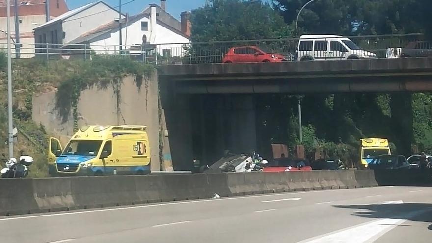 Dos heridos tras volcar su coche en Antonio Palacios