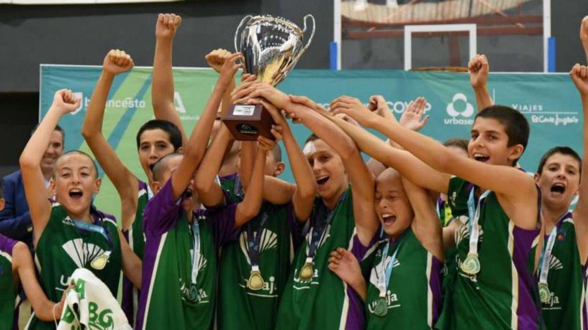 EBG Málaga con el trofeo de campeón del CADEBA 2022.